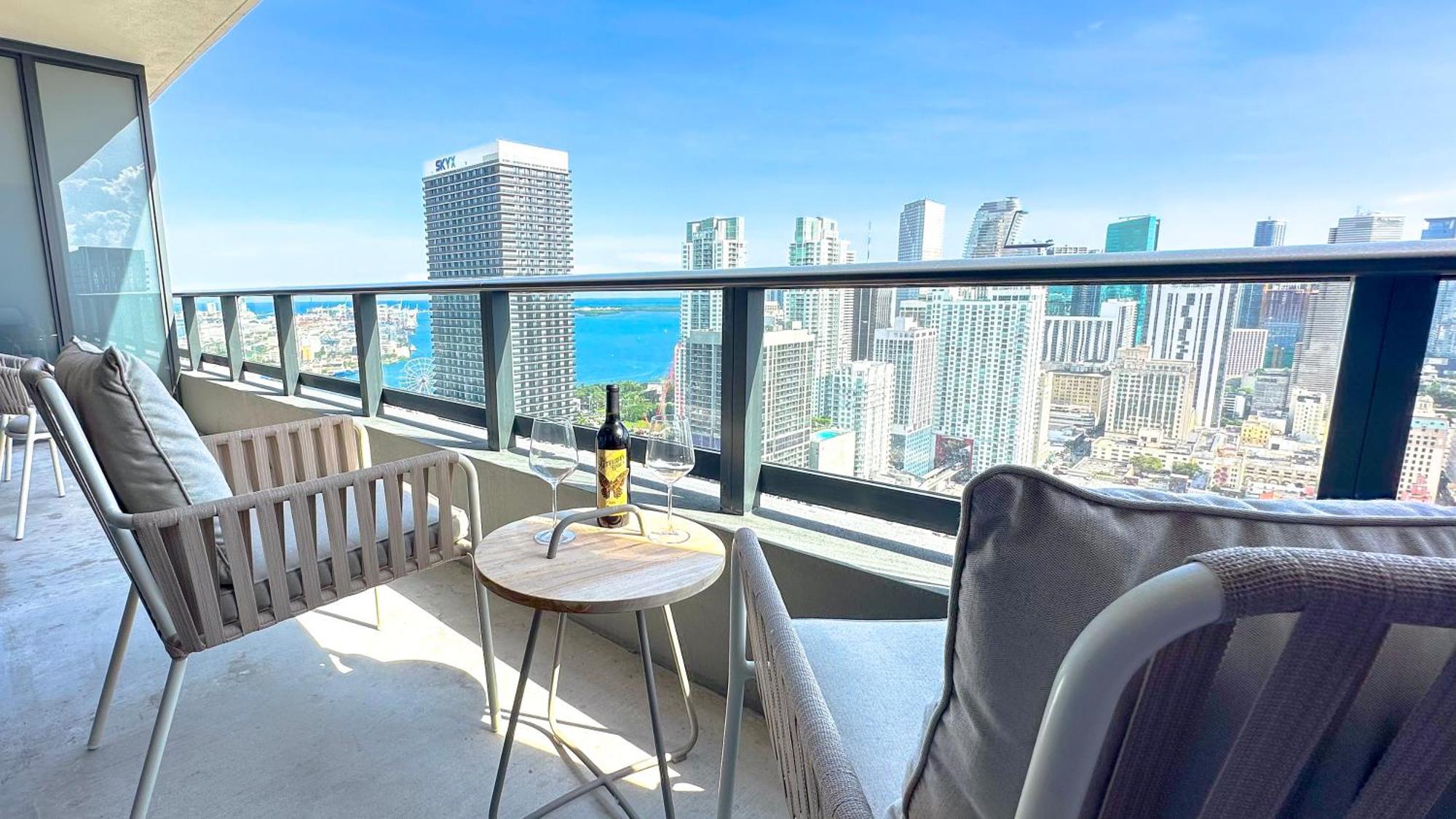 Chic 1 Bedroom Steps From Kaseya Center -daily Fee And Parking Not Included Apartment *