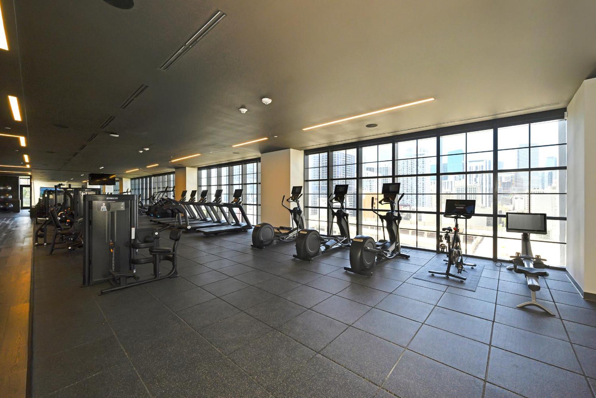 Chic 1 Bedroom Steps From Kaseya Center -daily Fee And Parking Not Included Apartment