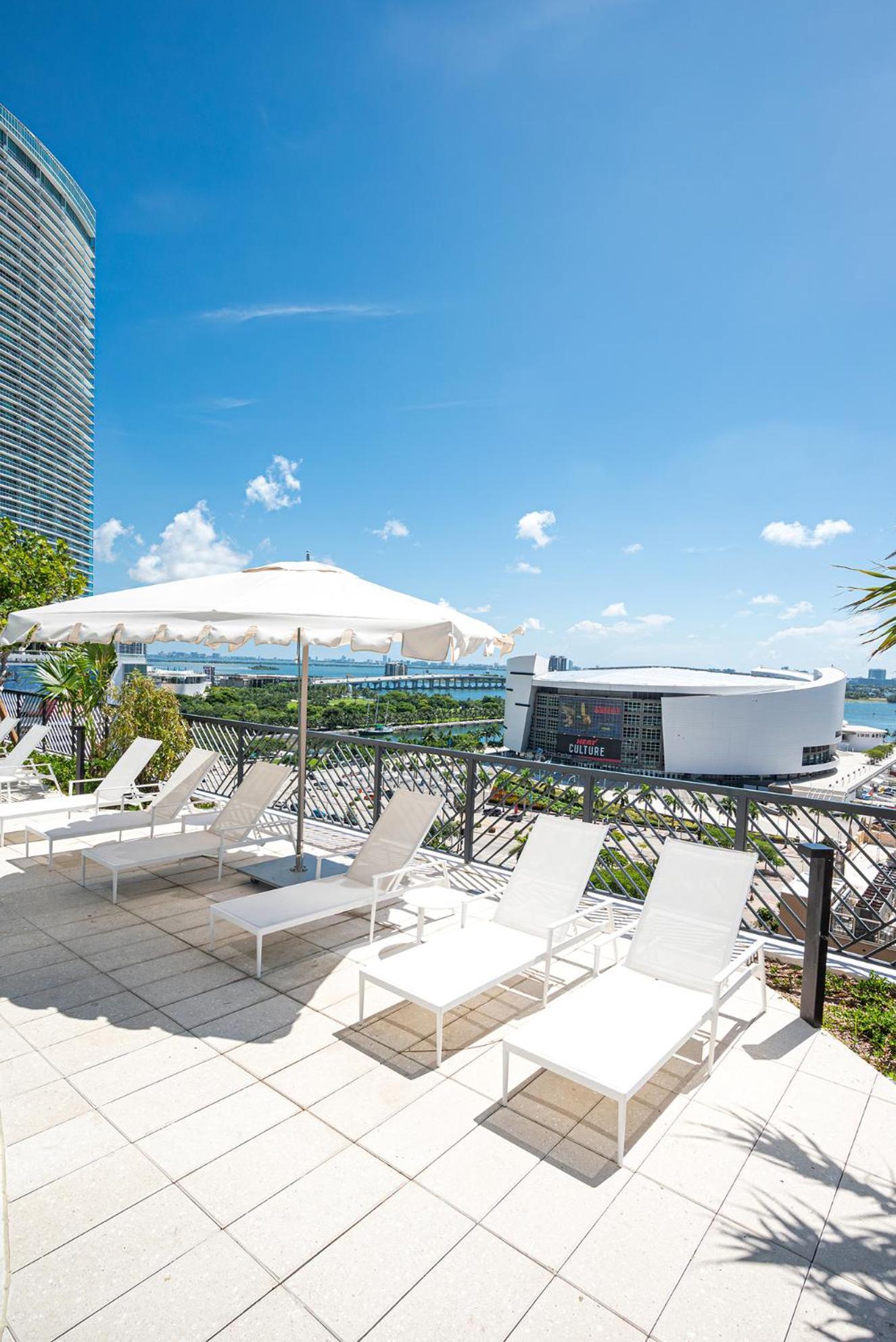 Chic 1 Bedroom Steps From Kaseya Center -daily Fee And Parking Not Included Apartment Miami