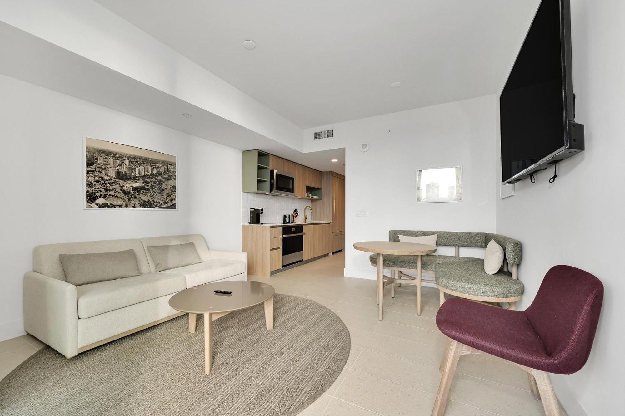 Chic 1 Bedroom Steps From Kaseya Center -daily Fee And Parking Not Included *