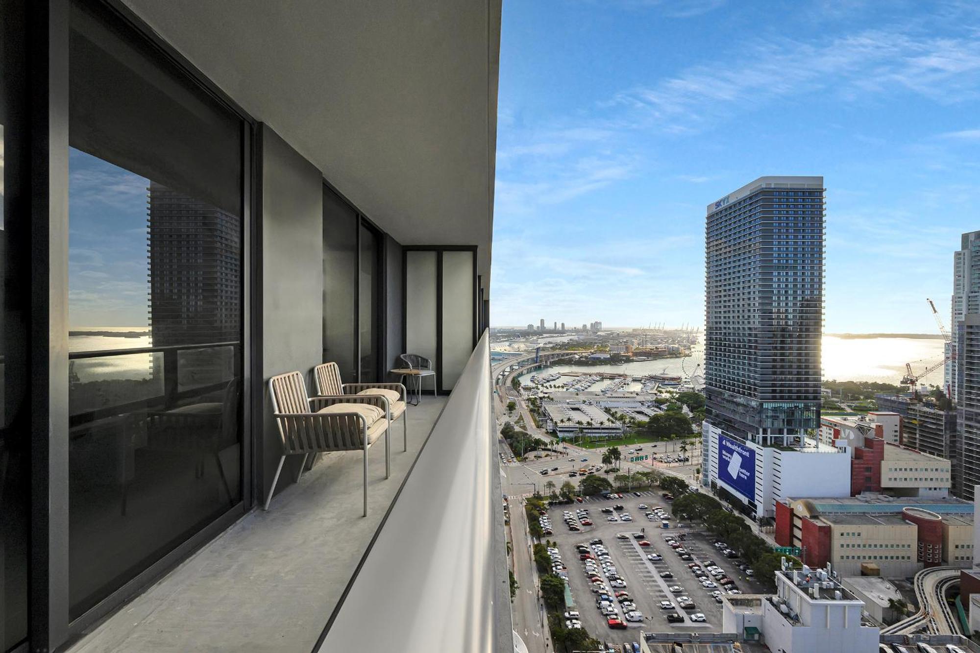 Apartment Chic 1 Bedroom Steps From Kaseya Center -daily Fee And Parking Not Included *